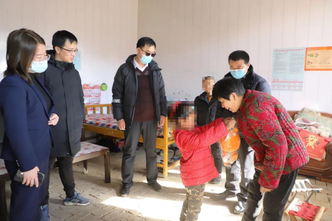 一處小屋 無(wú)限希望—團(tuán)區(qū)委攜手長(zhǎng)田實(shí)業(yè)到捐建“希望小屋”走訪(fǎng)慰問(wèn)