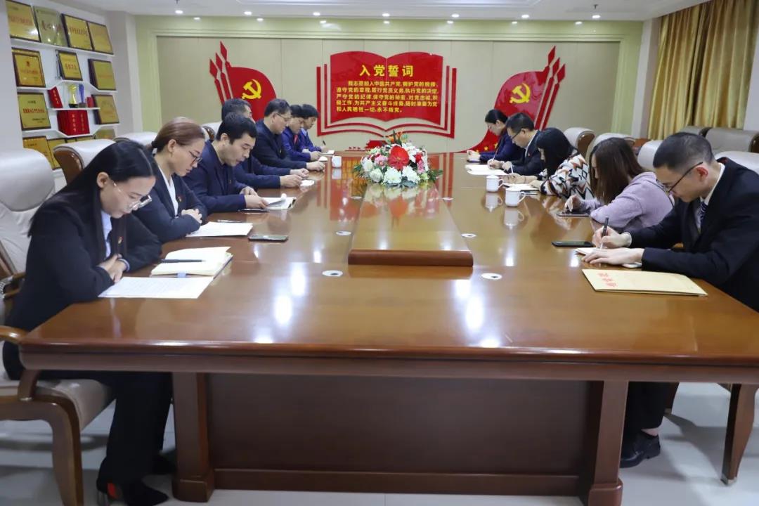 12月2日，長田實(shí)業(yè)黨支部在黨員會(huì)議室召開黨員大會(huì)，討論李少峰等3名預(yù)備黨員轉(zhuǎn)正事宜。濟(jì)北開發(fā)區(qū)黨建辦李陽同志、趙亞中同志到會(huì)指導(dǎo)。長田實(shí)業(yè)黨員、預(yù)備黨員參加會(huì)議，黨支部書記張勇主持會(huì)議。  