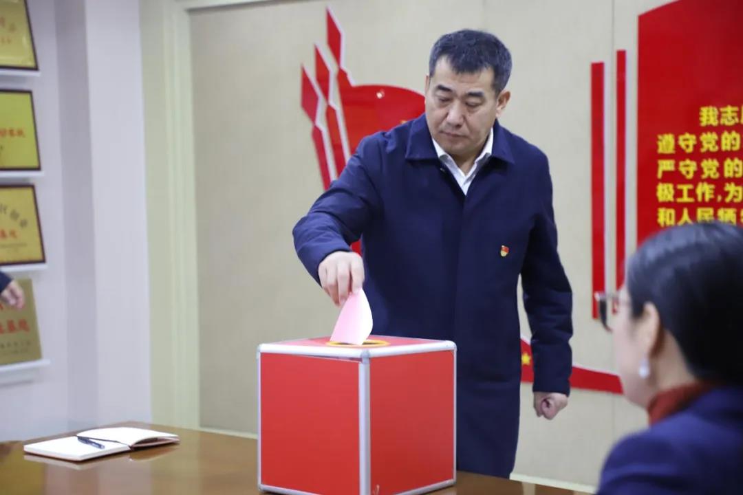 12月2日，長田實(shí)業(yè)黨支部在黨員會(huì)議室召開黨員大會(huì)，討論李少峰等3名預(yù)備黨員轉(zhuǎn)正事宜。濟(jì)北開發(fā)區(qū)黨建辦李陽同志、趙亞中同志到會(huì)指導(dǎo)。長田實(shí)業(yè)黨員、預(yù)備黨員參加會(huì)議，黨支部書記張勇主持會(huì)議。  